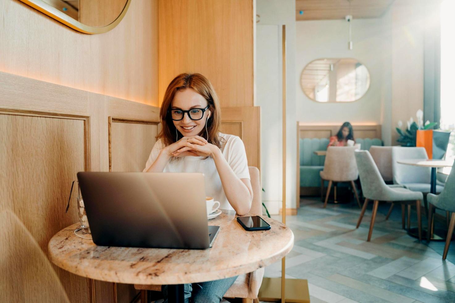 Beratungsszene mit Finanzexperte